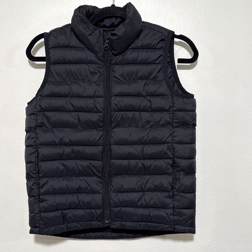 GAP gender neutral PrimaLoft  black on black puffer vest size small 6-7 kid boy
